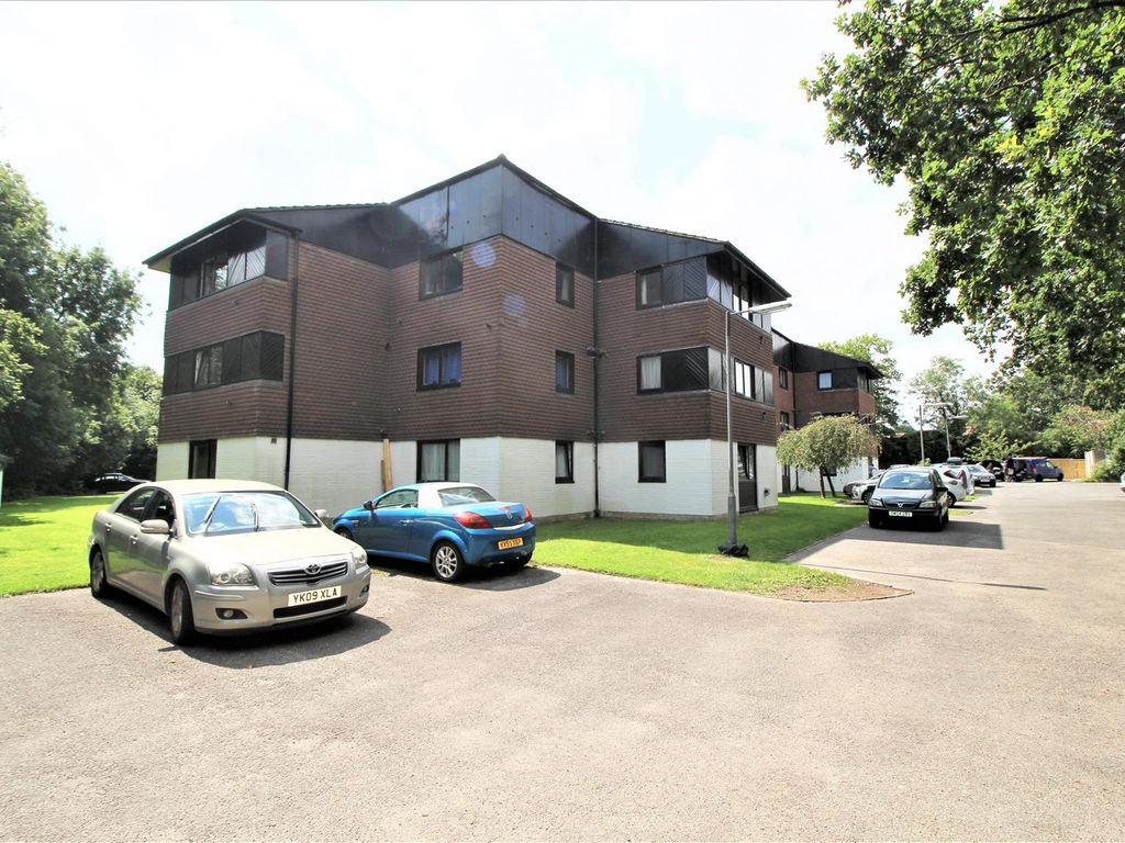 Studio to rent in Camelot Court, Ifield, Crawley RH11, £800 pcm Zoopla