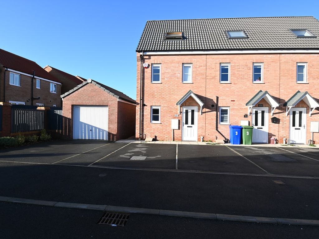 3 bed town house for sale in Pershore Drive, Harworth, Doncaster DN11