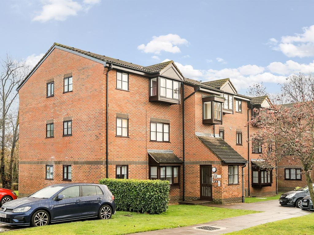 Studio for sale in Gladbeck Way, Enfield EN2, £200,000 Zoopla