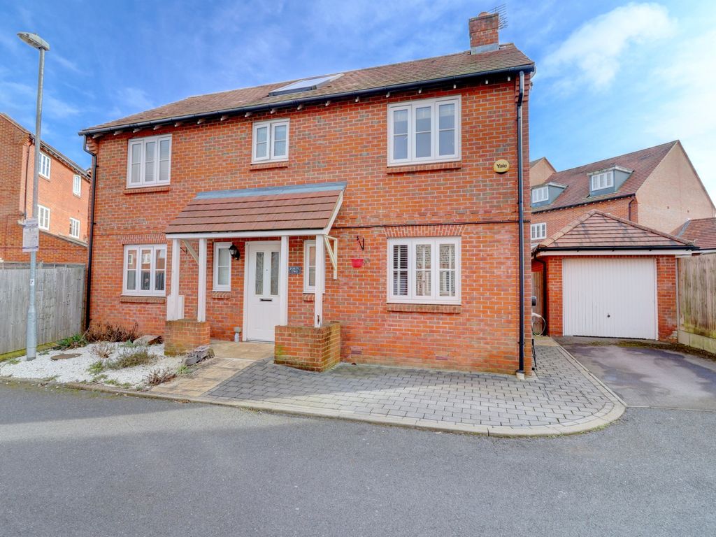 4 bed detached house for sale in Wellesbourne Crescent, High