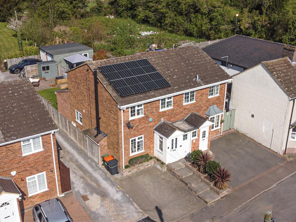 3 bed semidetached house for sale in Bower Lane, Eaton Bray, Dunstable