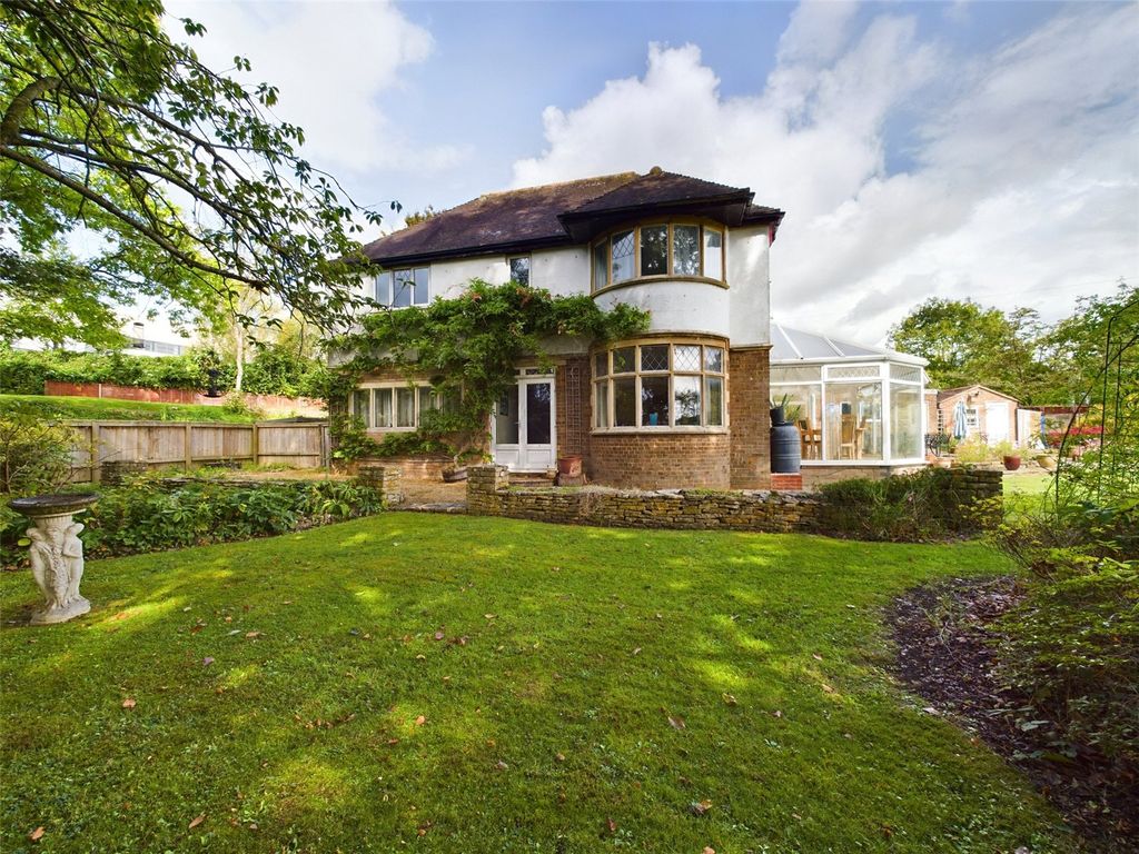 4 bed detached house for sale in Stratford Road, Stroud