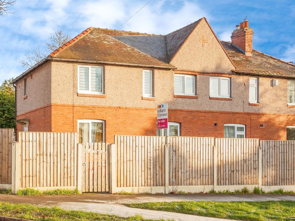 4 bed semidetached house for sale in Whinney Moor Avenue, Wakefield