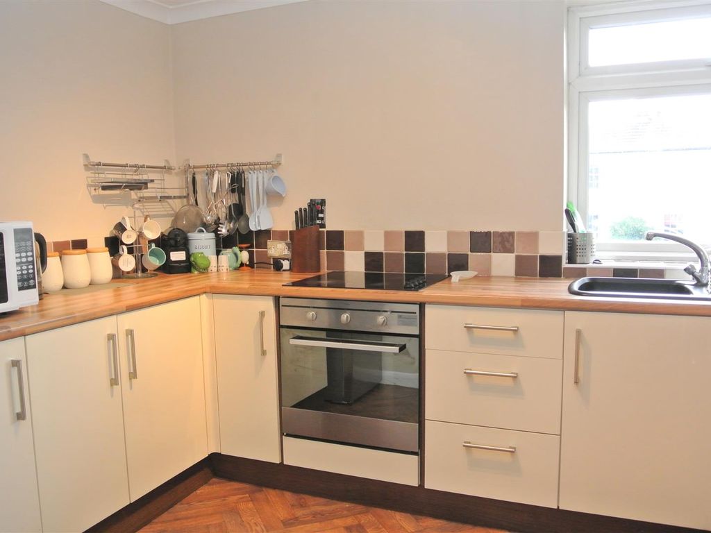 2 bed flat to rent in Greenlands Road, Staines TW18, £1,400 pcm Zoopla