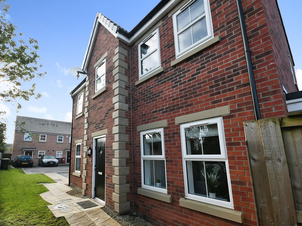 3 bed semidetached house for sale in Almond Avenue, Barlborough