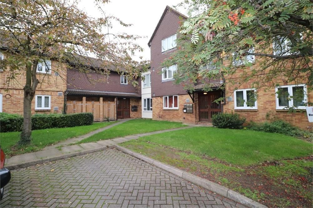 Studio to rent in Brendon Close, Harlington, Hayes UB3, £1,150 pcm Zoopla
