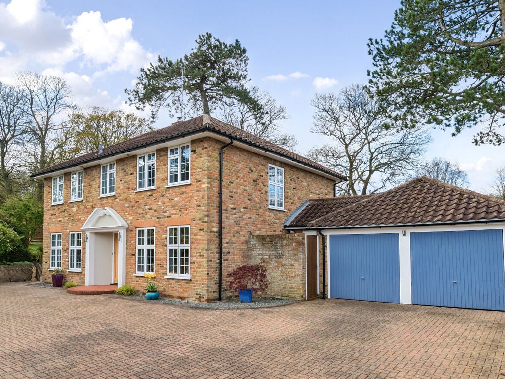 4 bed detached house for sale in Curtis Road, Alton, Hampshire GU34, £