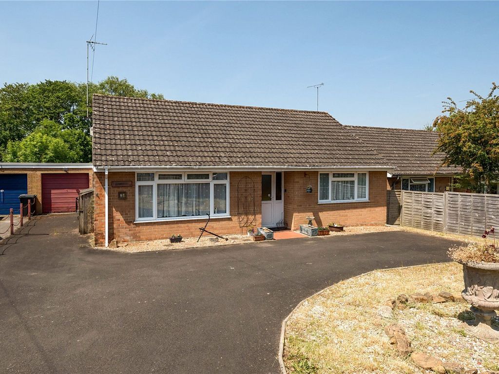 3 bed bungalow for sale in Bridle Way, Barwick, Yeovil, Somerset BA22