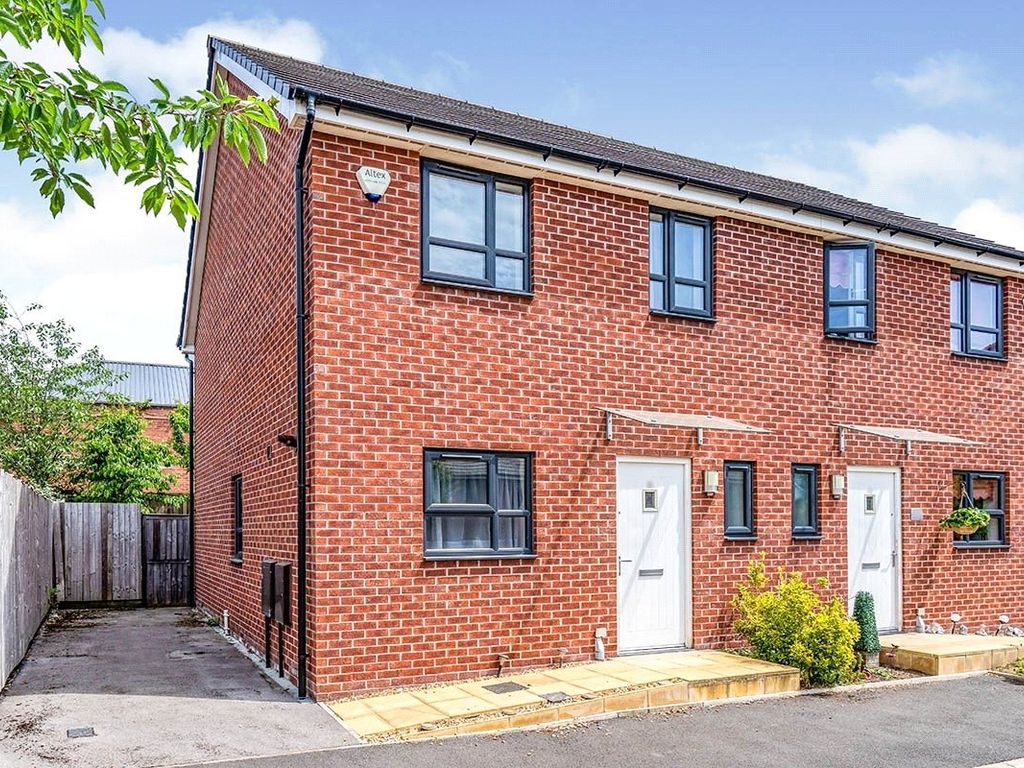 3 bed semidetached house for sale in Bugle Close, Salford, Greater