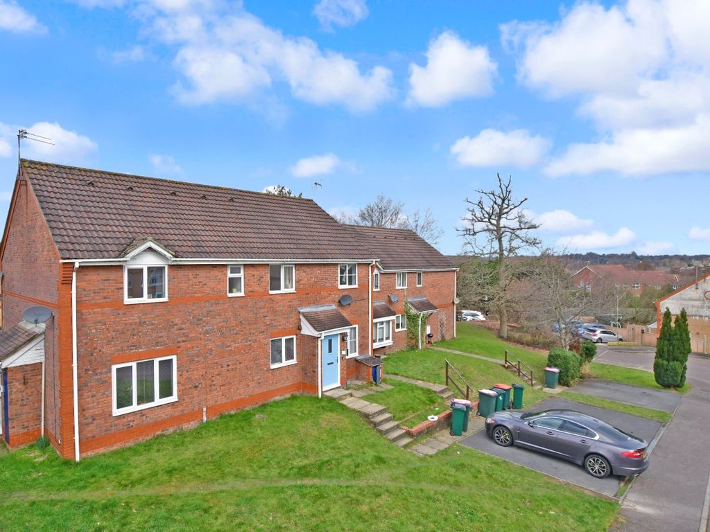 2 bed town house to rent in Dakin Close, Maidenbower RH10, £1,475 pcm