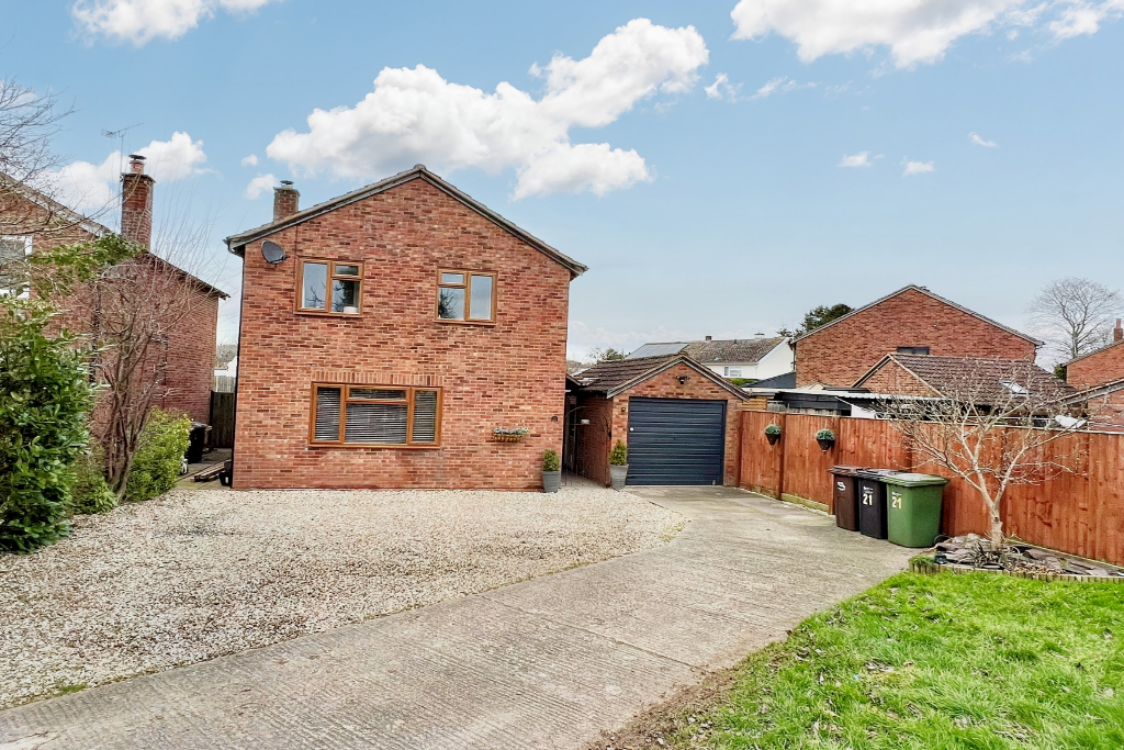 4 bed detached house for sale in Orchard Close, Bodenham, Hereford HR1