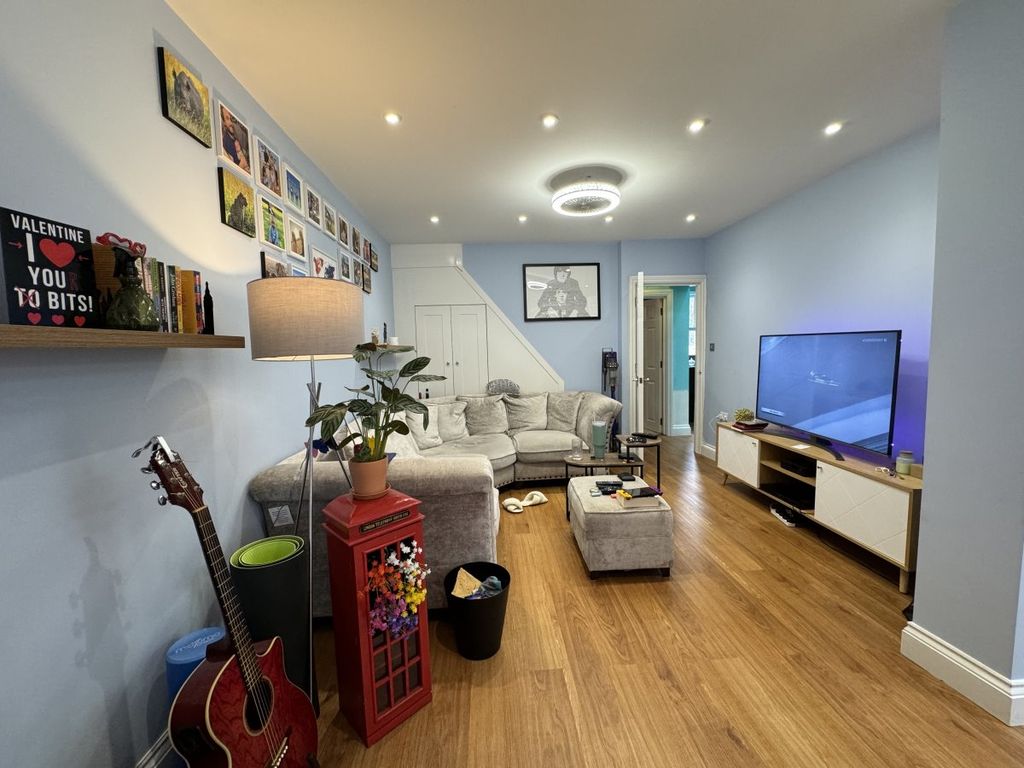 4 bed semidetached house to rent in Roxborough Road, HarrowOnThe