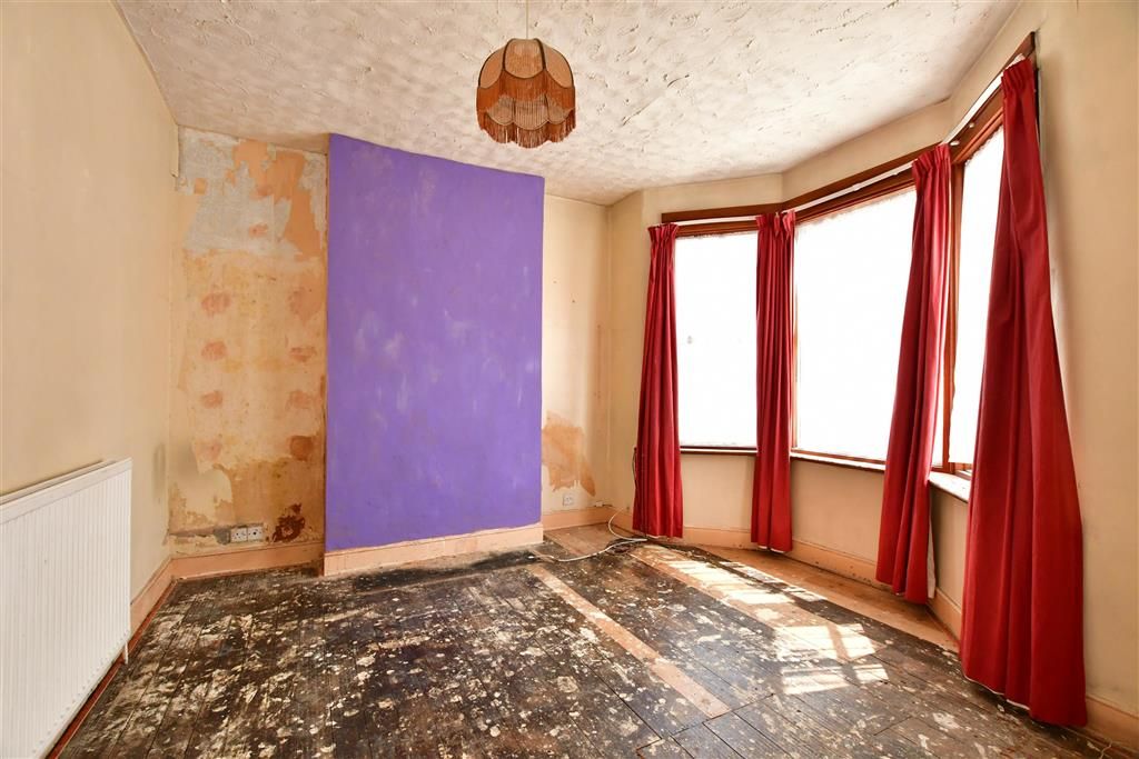 3 bed terraced house for sale in Francis Avenue, Ilford, Essex IG1, £