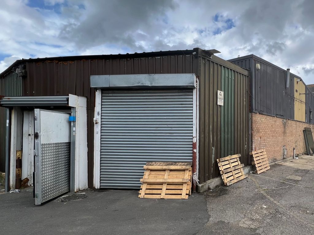Warehouse to let in Featherstone Industrial Estate, Dominion Road