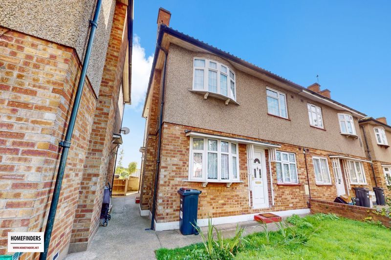 2 bed flat for sale in Eastern Avenue, Ilford IG2, £299,995 Zoopla
