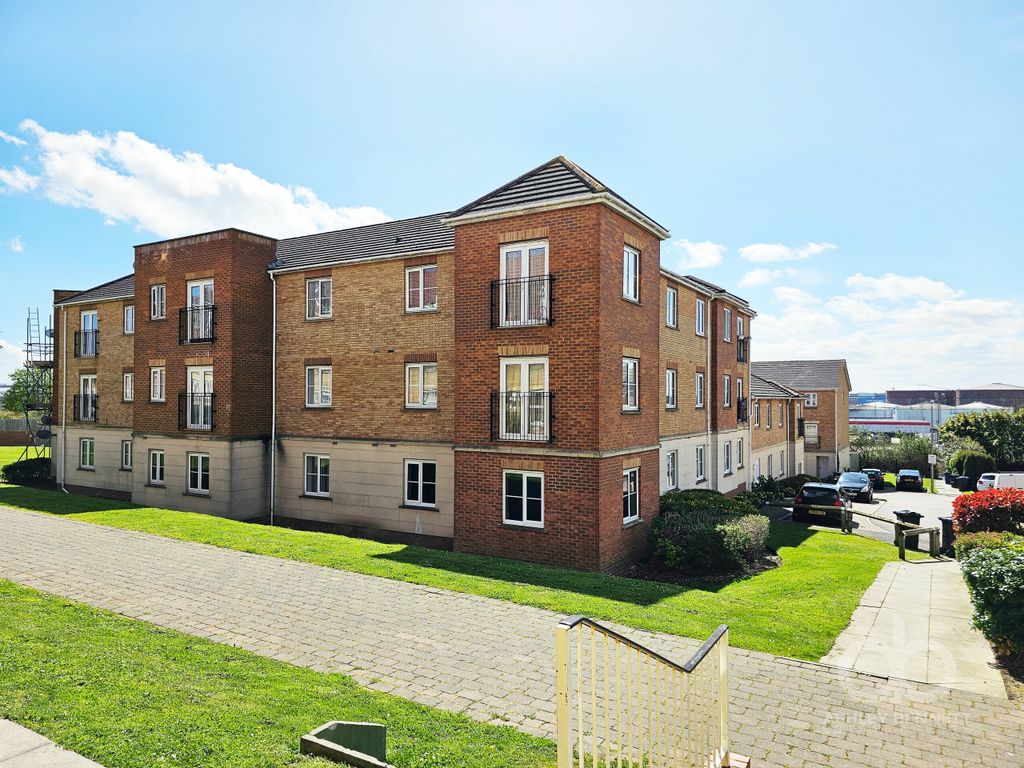 2 bed flat to rent in Ambleside, Purfleet RM19, £1,450 pcm Zoopla