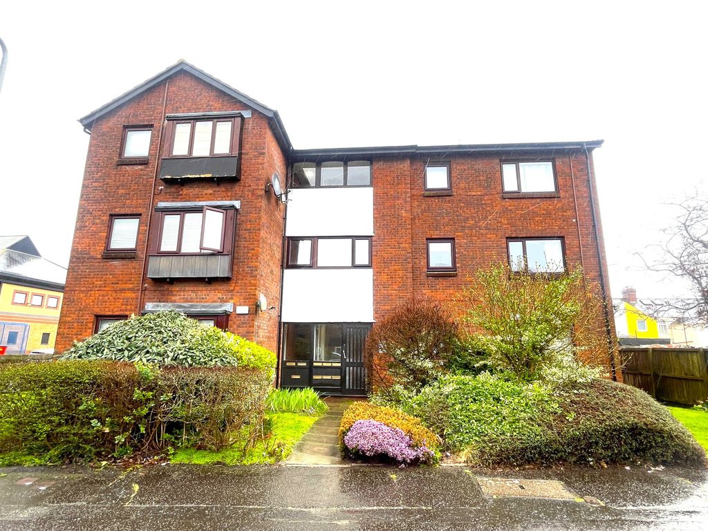1 bed flat to rent in Oxwich Close, Fairwater, Cardiff CF5, £700 pcm