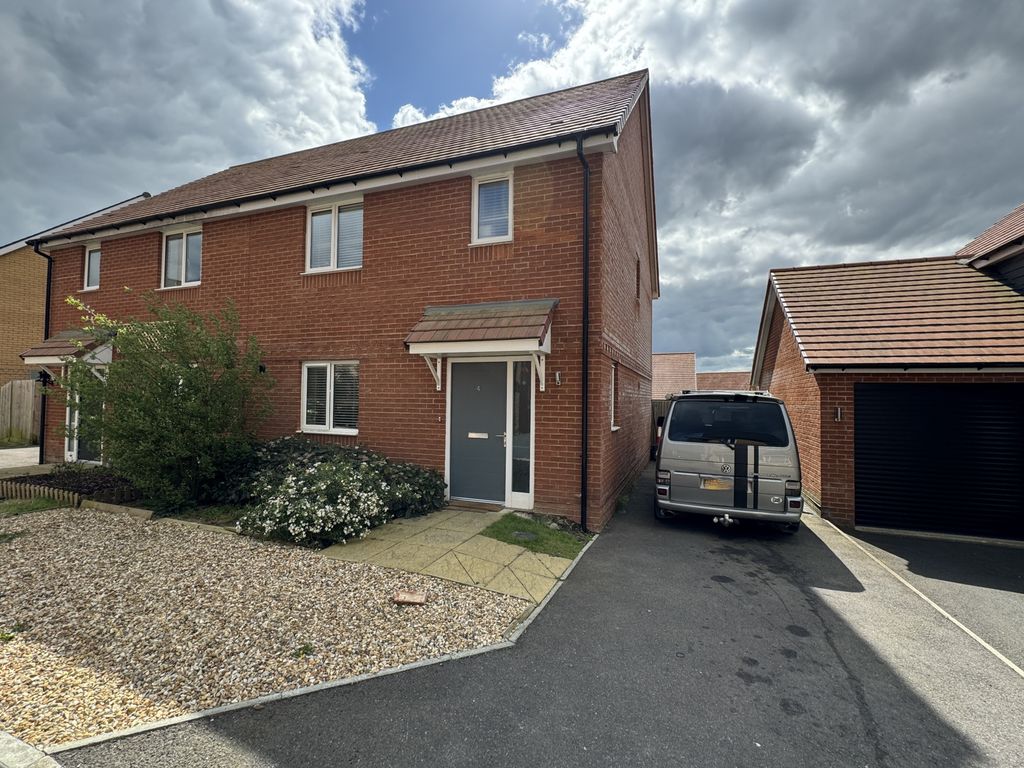 3 bed semidetached house for sale in Tower Crescent, Hailsham, Sussex BN27, £83,750 Zoopla