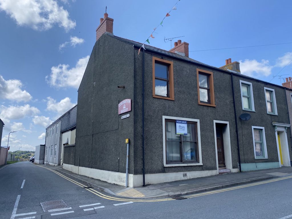 4 bed end terrace house for sale in Kensington Road, Neyland, Milford