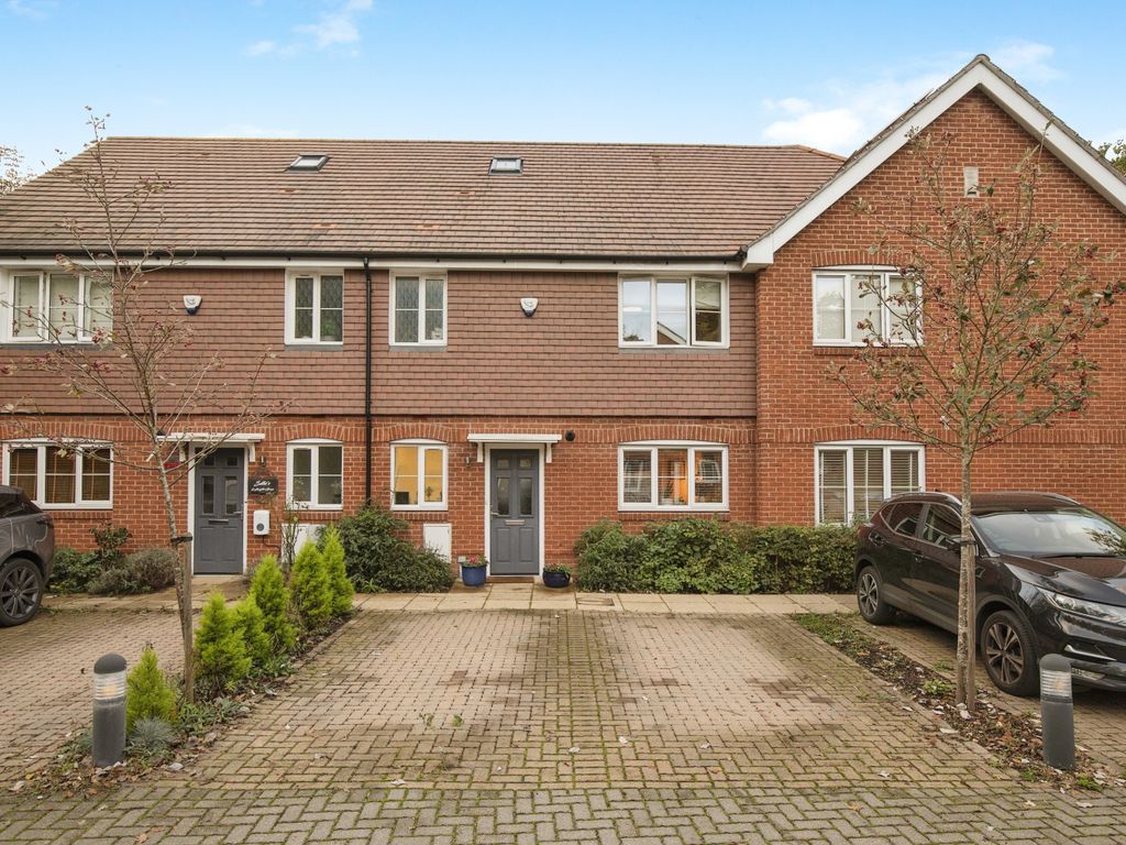 3 bed terraced house for sale in Langton Green, Maidenhead SL6, £