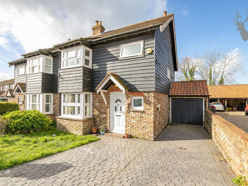 3 bed semidetached house for sale in The Magpies, Epping Green, Epping