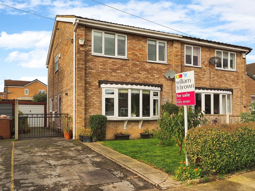 4 bed semidetached house for sale in Cavewell Gardens, Ossett WF5, £