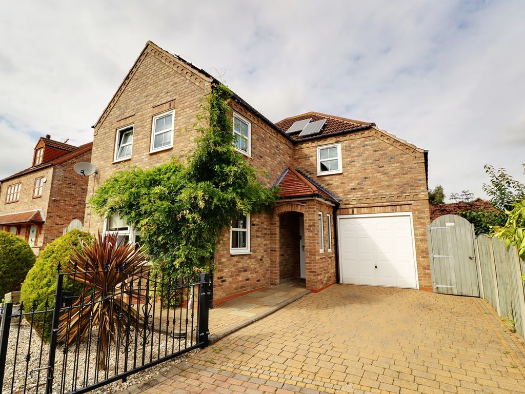 4 bed detached house for sale in St Martins Park, Owston Ferry DN9, £