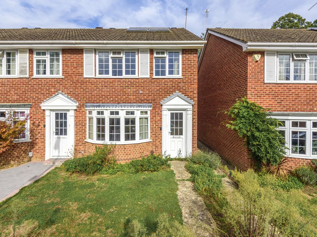 3 bed end terrace house for sale in Cheniston Close, West Byfleet