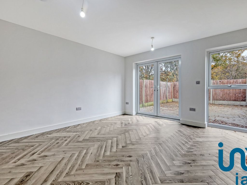 3 bed end terrace house for sale in Copper Beech Close, Ilford IG5, £