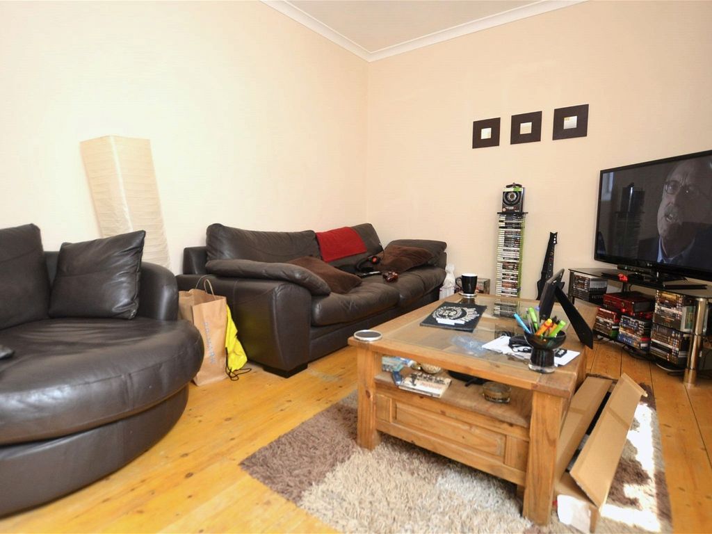 1 bed flat to rent in Pembroke Place, Isleworth TW7, £1,450 pcm Zoopla