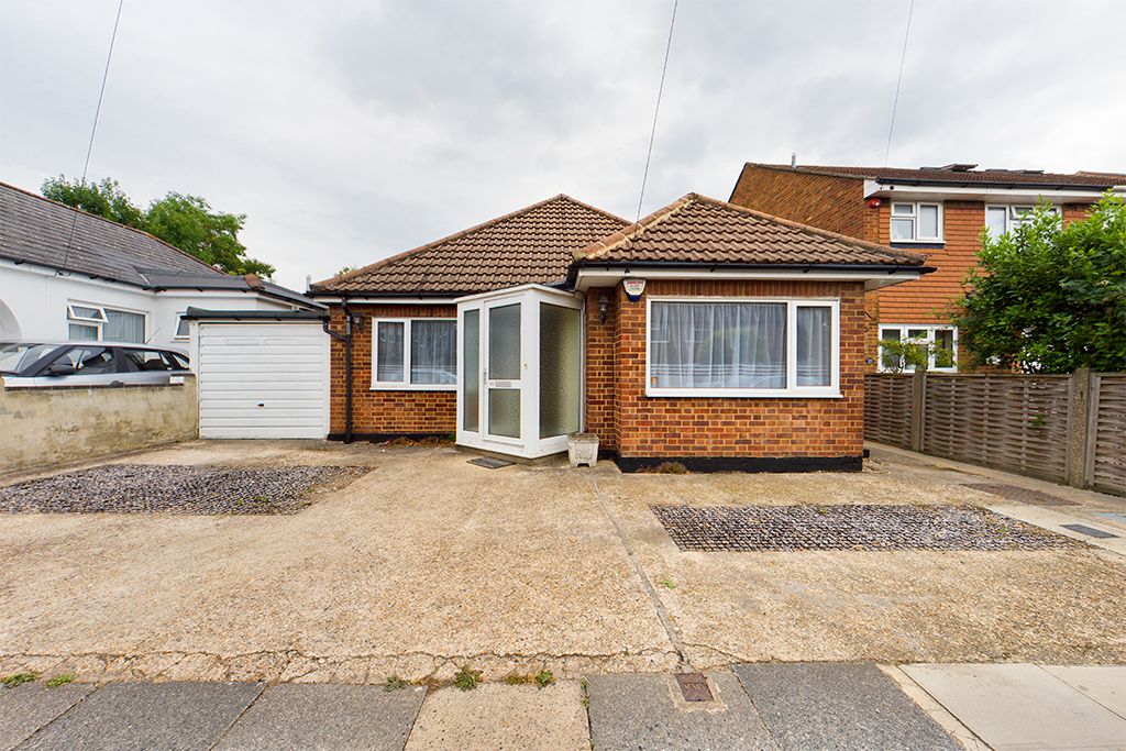 4 bed detached bungalow to rent in Great Central Avenue, Ruislip HA4