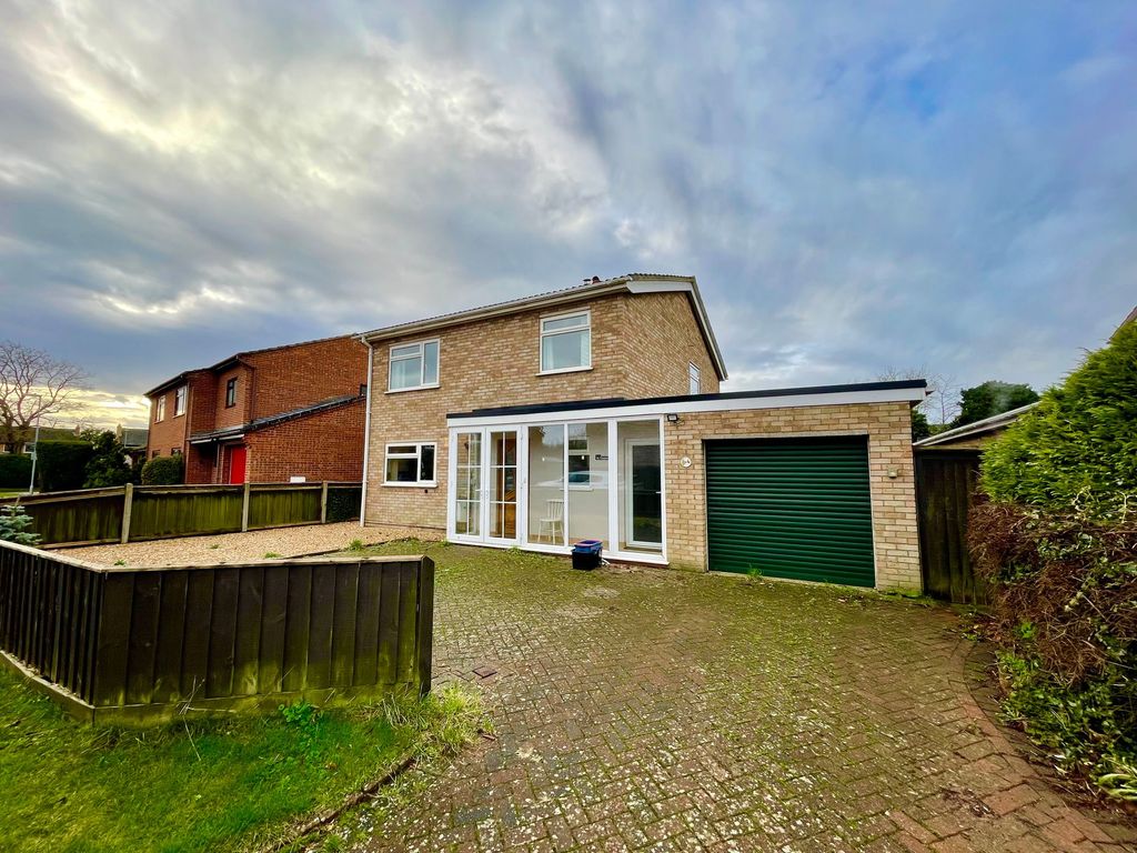 4 bed detached house to rent in Chapmans Close, Melbourn SG8, £1,700