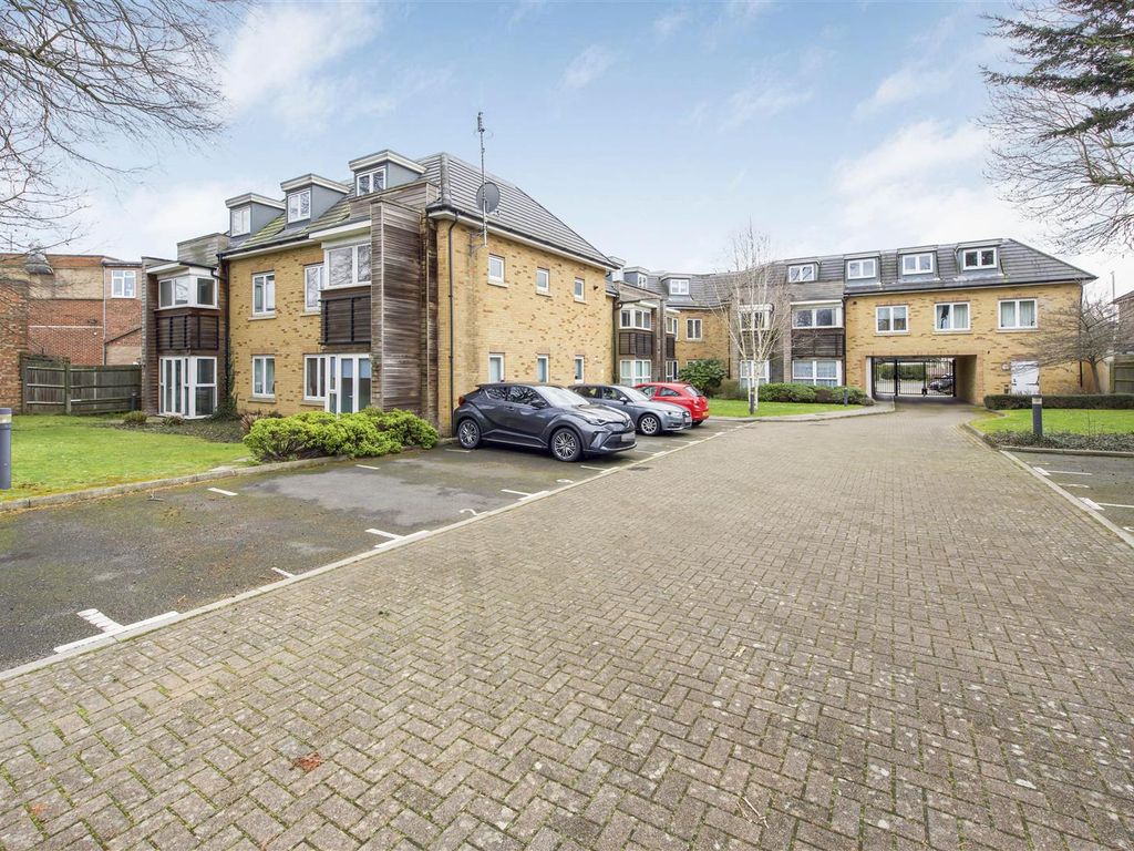 2 bed flat for sale in Chestlands Court, Hercies Road, Hillingdon UB10
