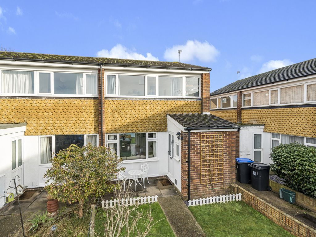 2 bed end terrace house for sale in Gables Court, Kingfield, Woking