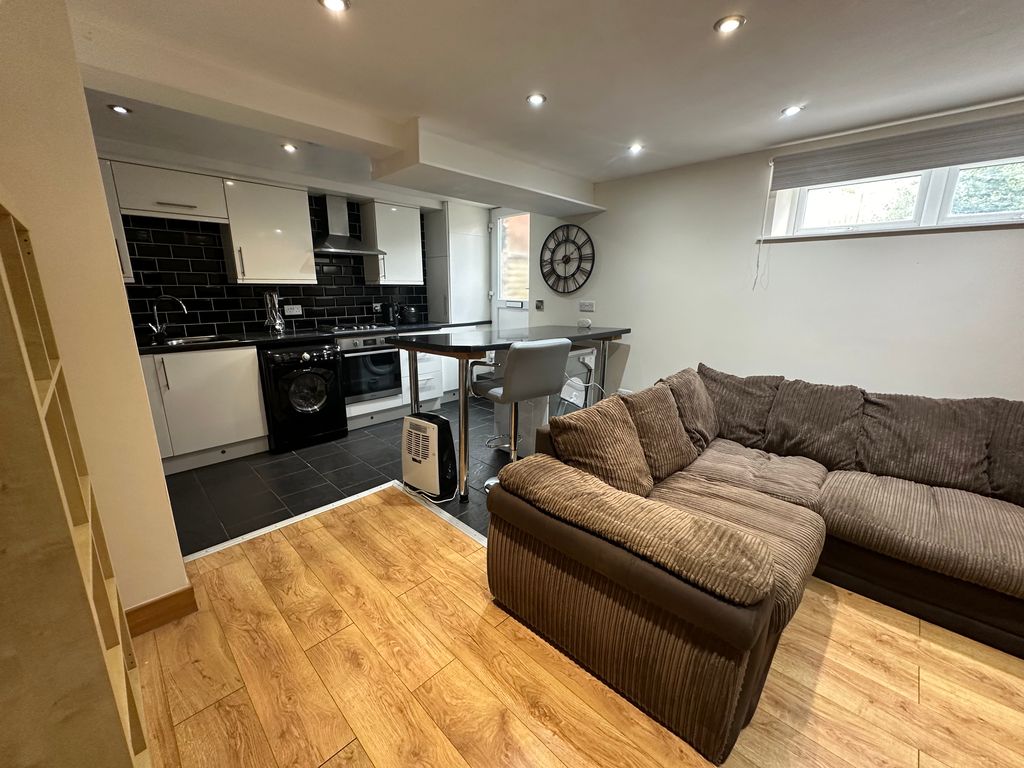 1 bed flat to rent in Darwin Avenue, Buxton SK17, £675 pcm Zoopla