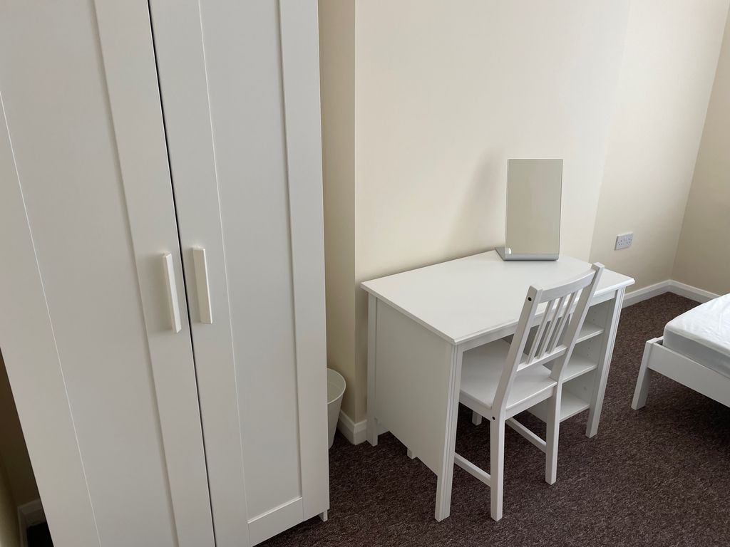 Room to rent in St. Albans Avenue, Bournemouth BH8, £600 pcm Zoopla