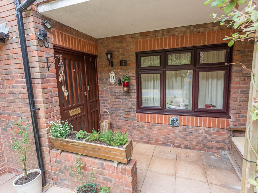 2 bed property for sale in Callow Hill, Virginia Water GU25 Zoopla