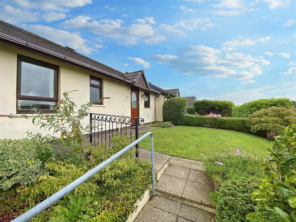 2 bed semidetached bungalow for sale in Oakfield Drive, Kilgetty SA68