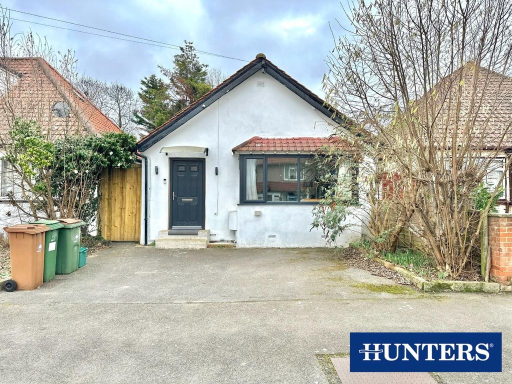 2 bed detached bungalow to rent in Brinkley Road, Worcester Park KT4, £