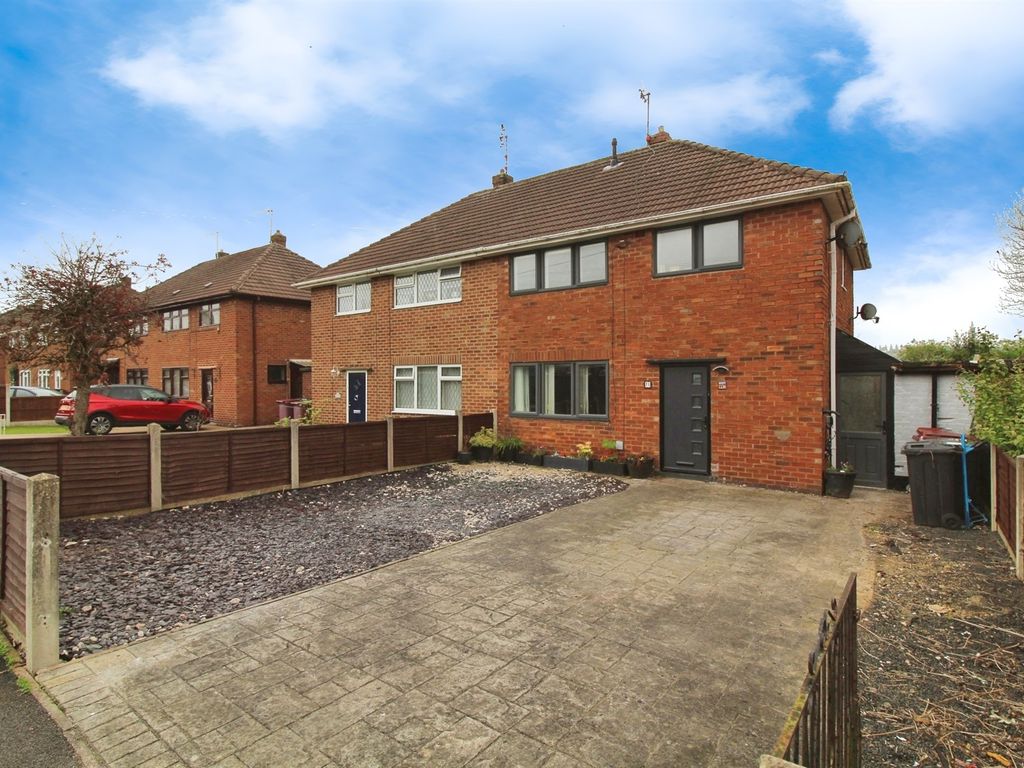 4 bed semidetached house for sale in Adlington Avenue, Wingerworth
