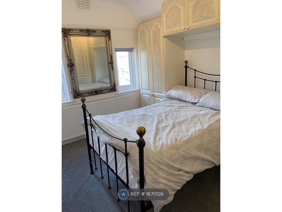 Room to rent in Wrens Ave, Ashford TW15 Zoopla