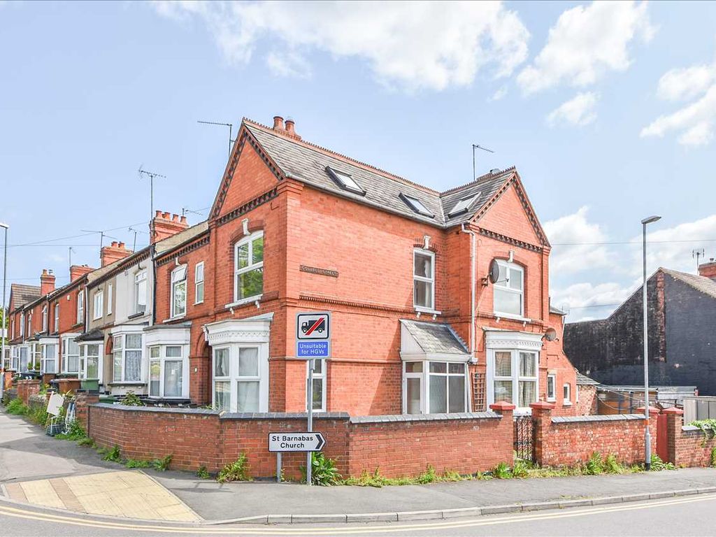 5 bed end terrace house for sale in College Street, Wellingborough NN8