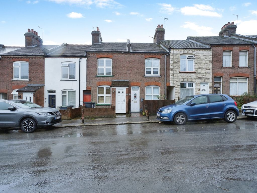 2 bed terraced house to rent in Moreton Road South, Luton LU2, £1,200