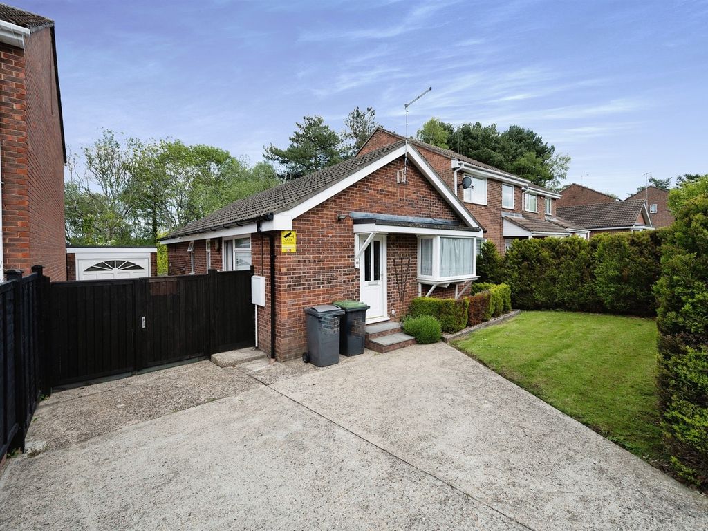 3 bed detached bungalow for sale in Spruce Avenue, Waterlooville PO7, £