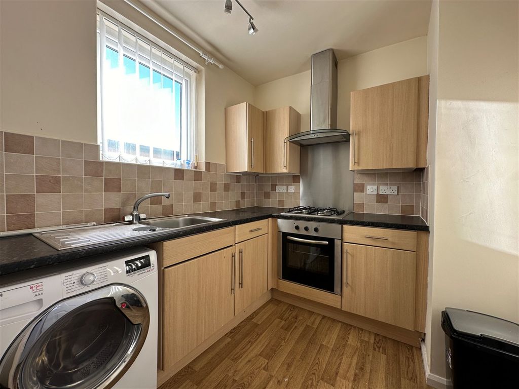1 bed flat to rent in Honiton Avenue, Hyde SK14, £600 pcm Zoopla