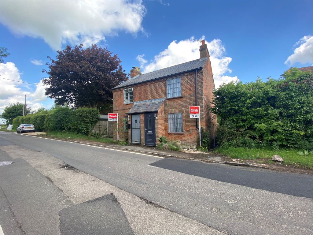 4 bed property for sale in Main Street, Aylesbury HP17