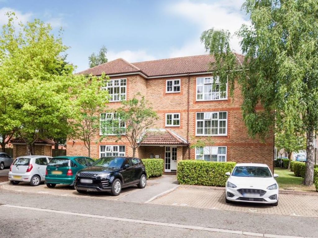 2 bed flat for sale in Irvine Place, Virginia Water, Surrey GU25, £
