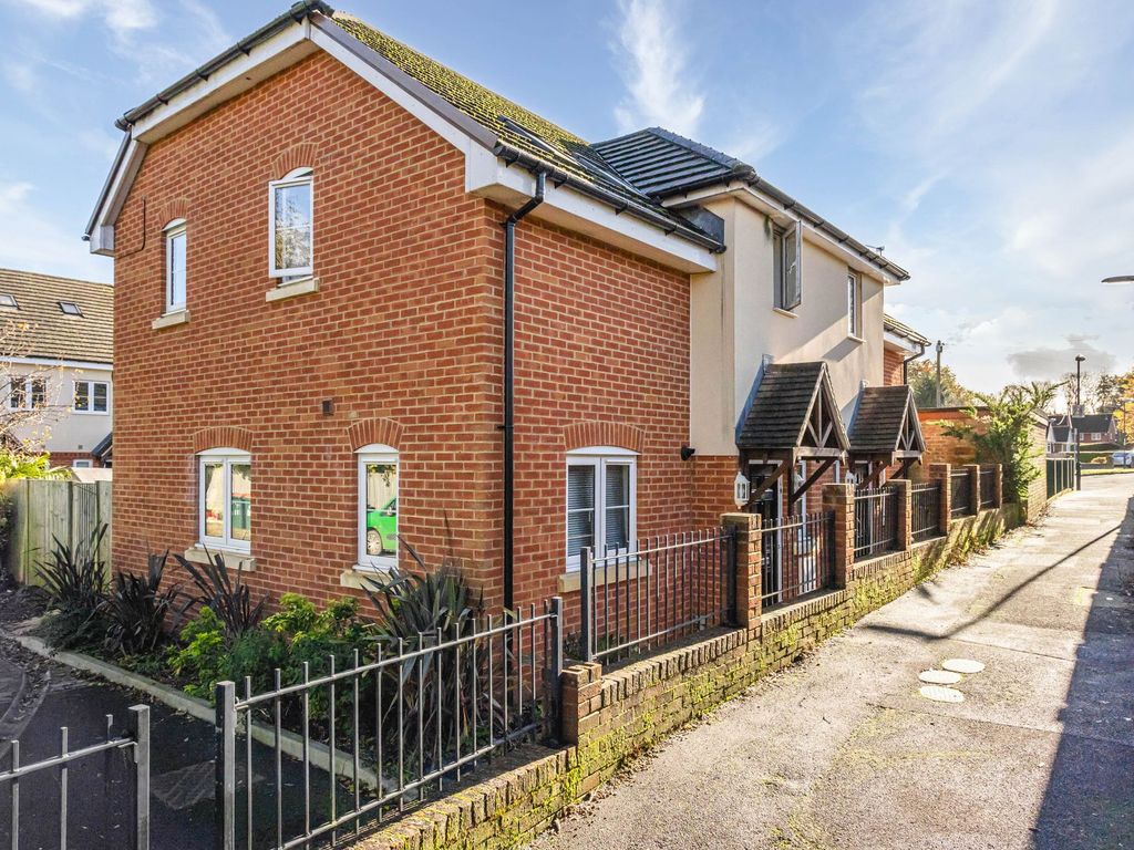 3 bed semidetached house for sale in West Street, Crawley RH11, £