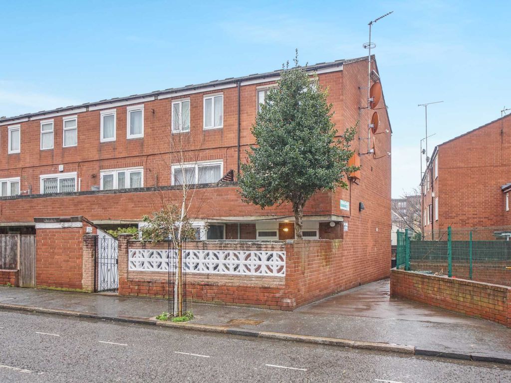 3 bed flat to rent in Oulton Close, Clapton E5 Zoopla