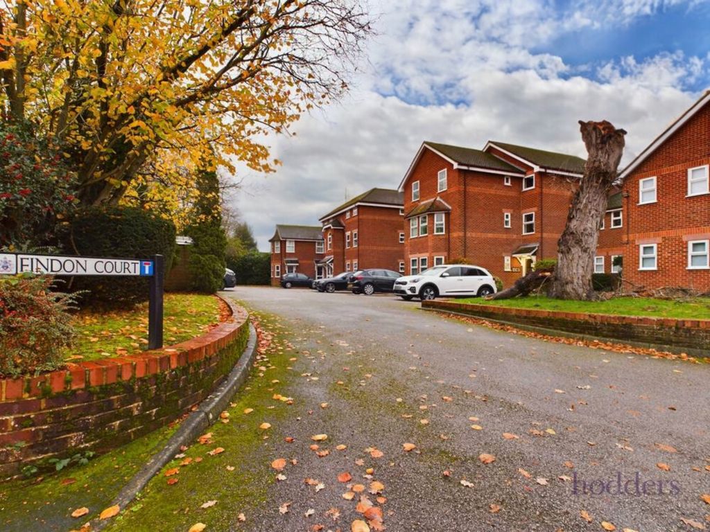 1 bed flat to rent in Findon Court, Spinney Hill, Addlestone, Surrey KT15, £1,200 pcm Zoopla
